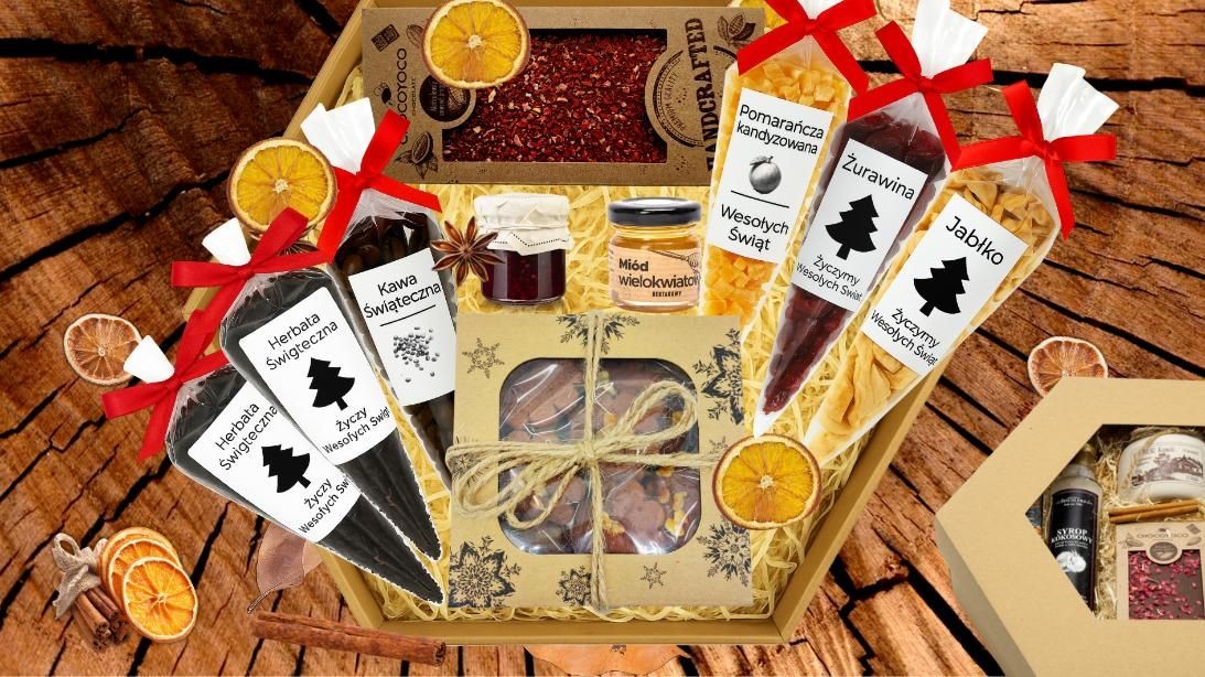 Zestaw prezentowy Z4 w opakowaniu plaster miodu z miodem, pierniczkami, czekoladą i świątecznymi dodatkami.