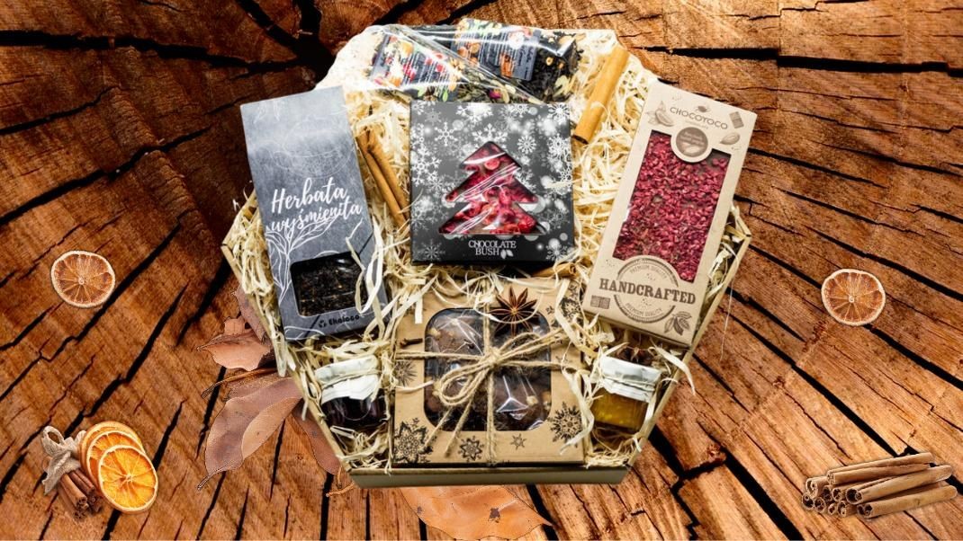 Zestaw prezentowy Q40 w pudełku plaster miodu – pierniki, czekolady, konfitury i herbaty w świątecznej aranżacji.