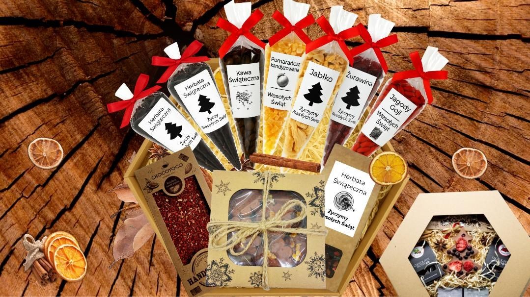Zestaw prezentowy Z3 w opakowaniu plaster miodu z rzemieślniczymi słodyczami, herbatami i świątecznymi dodatkami.